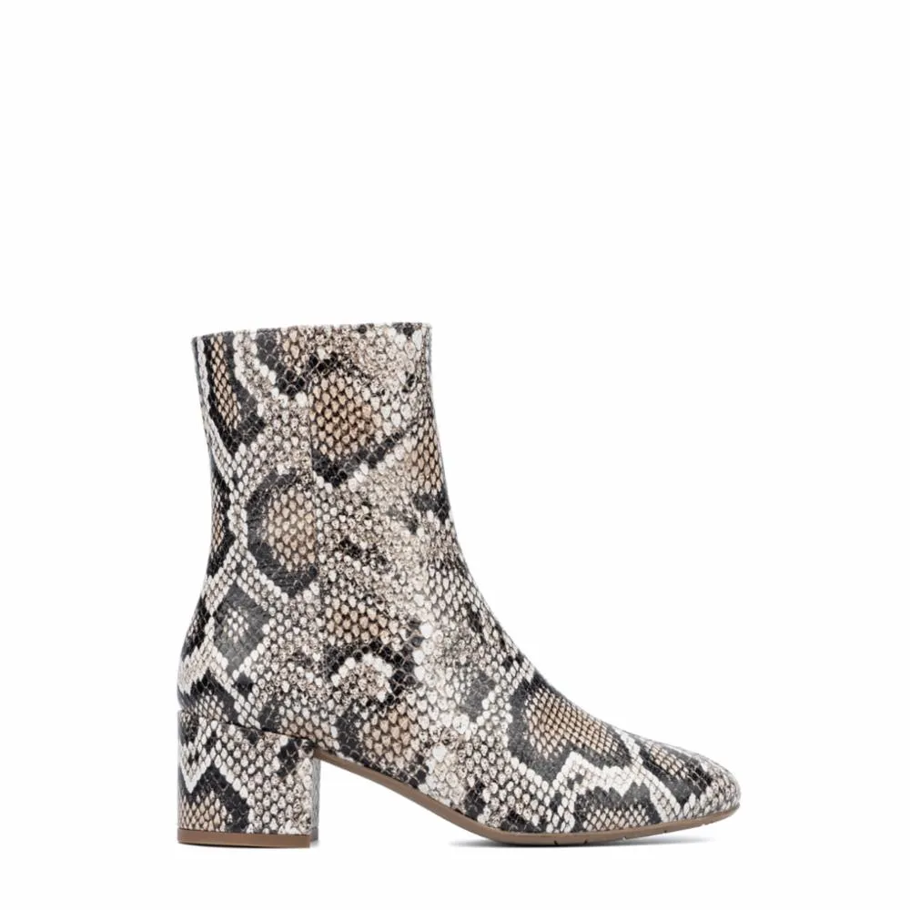 Aquatalia  Footwear Women's Leonora Animal Print M