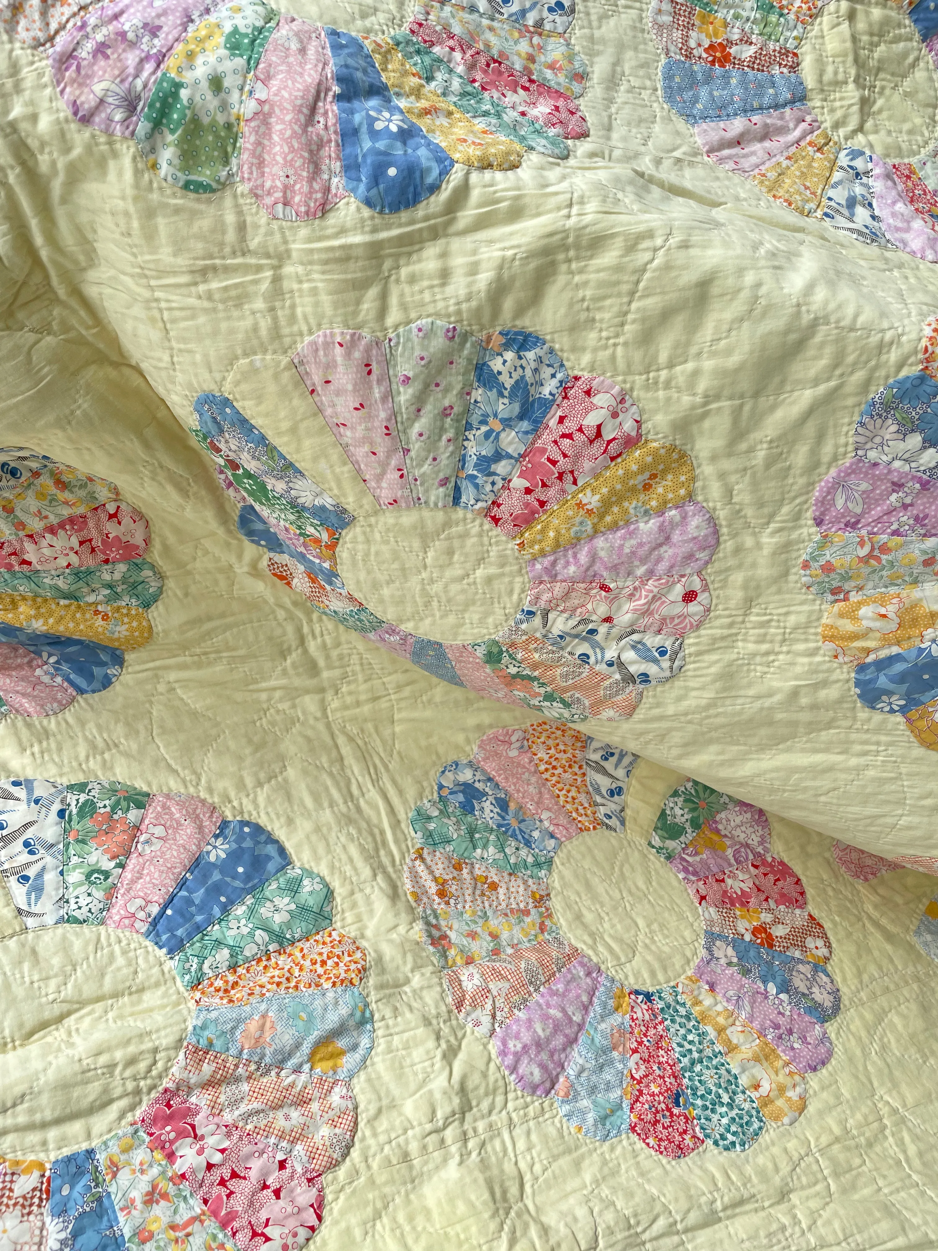 Vintage 1930s Dresden Plate Quilt