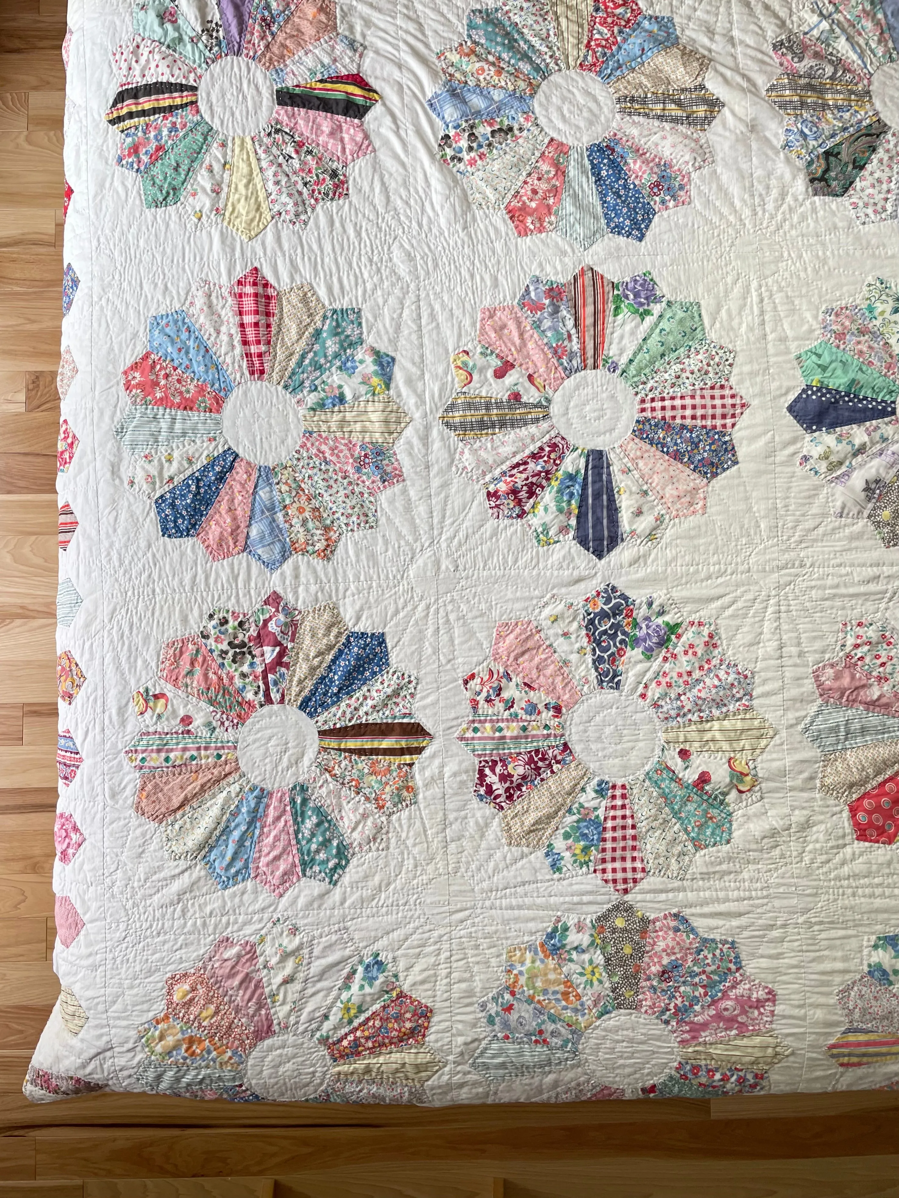 Vintage 1940s Dresden Plate Quilt