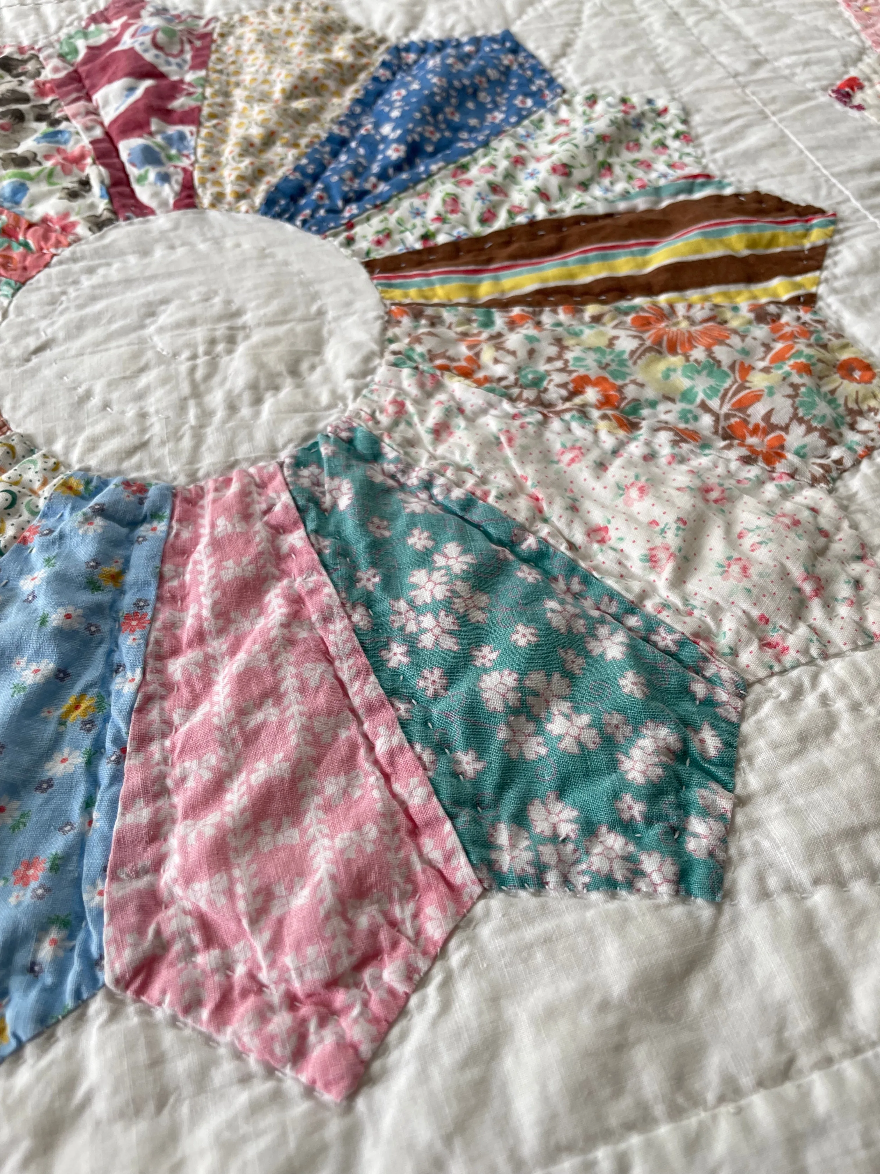 Vintage 1940s Dresden Plate Quilt