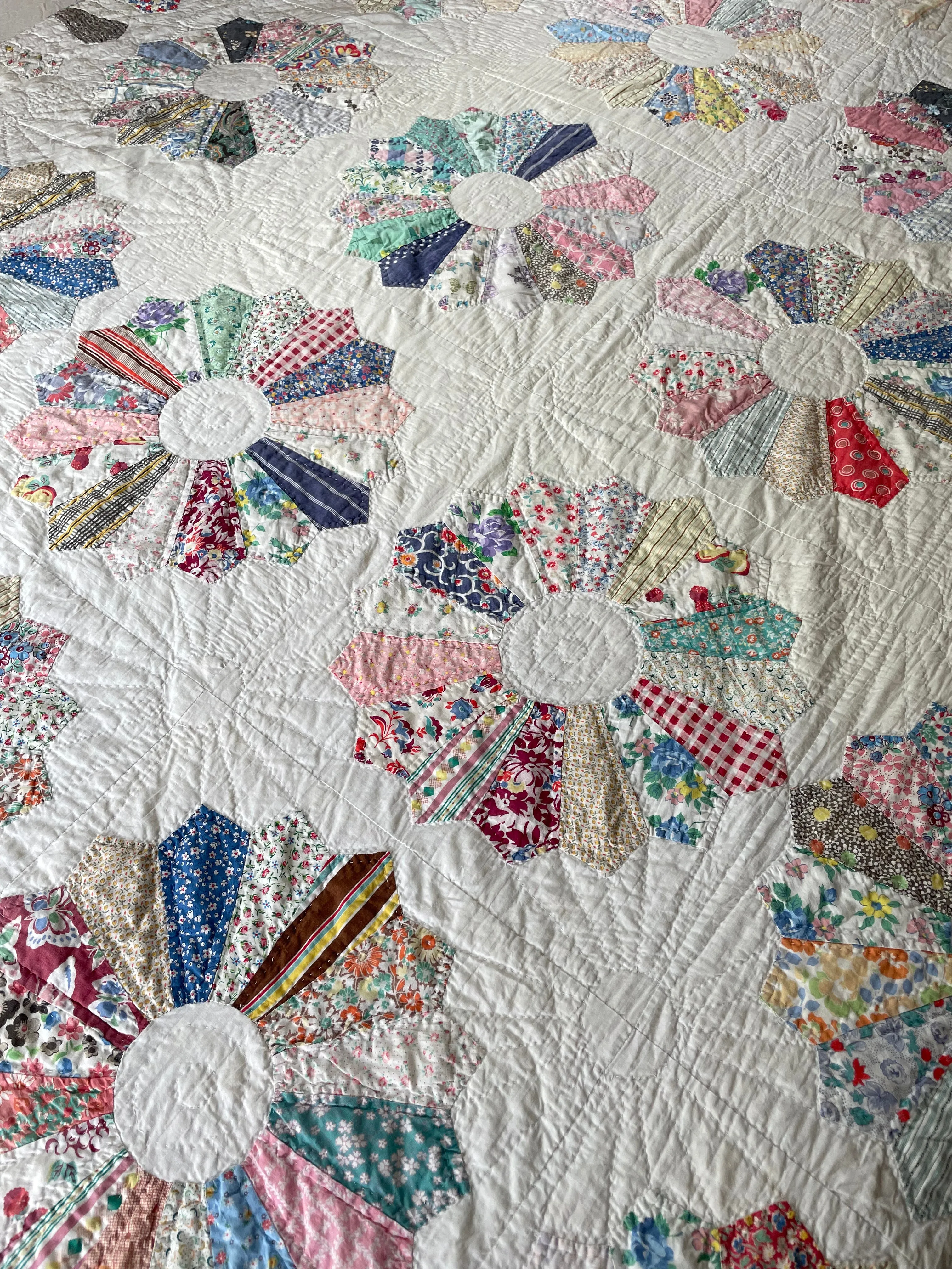 Vintage 1940s Dresden Plate Quilt