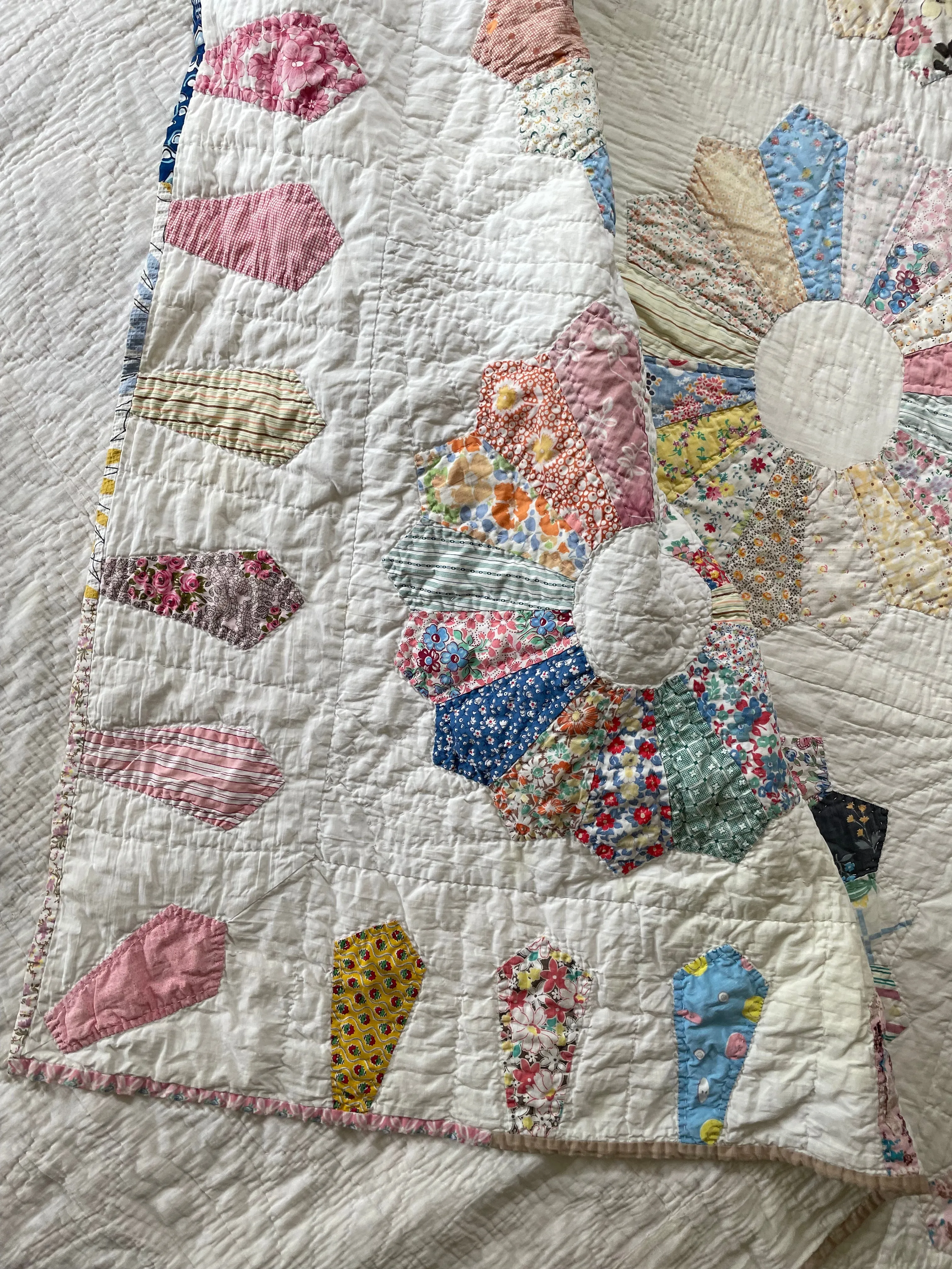 Vintage 1940s Dresden Plate Quilt