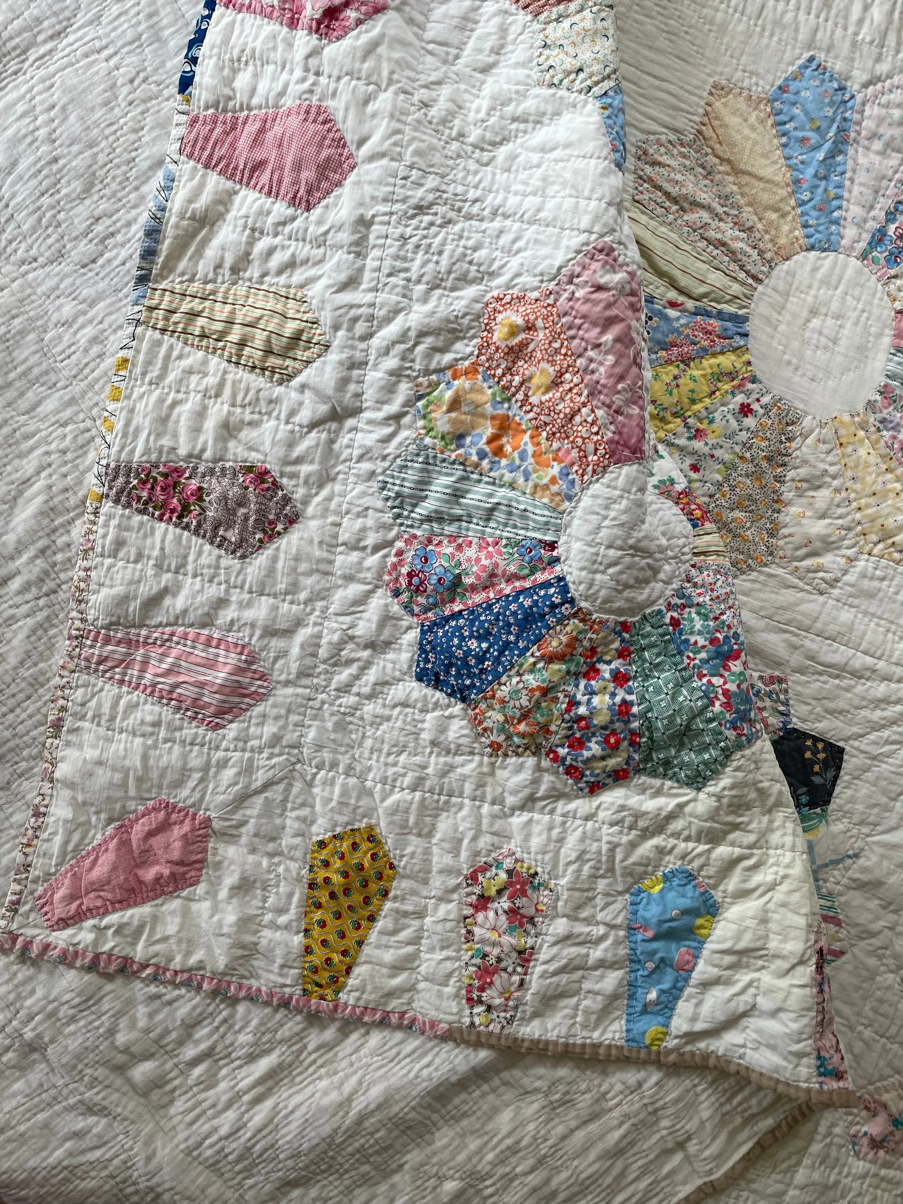 Vintage 1940s Dresden Plate Quilt