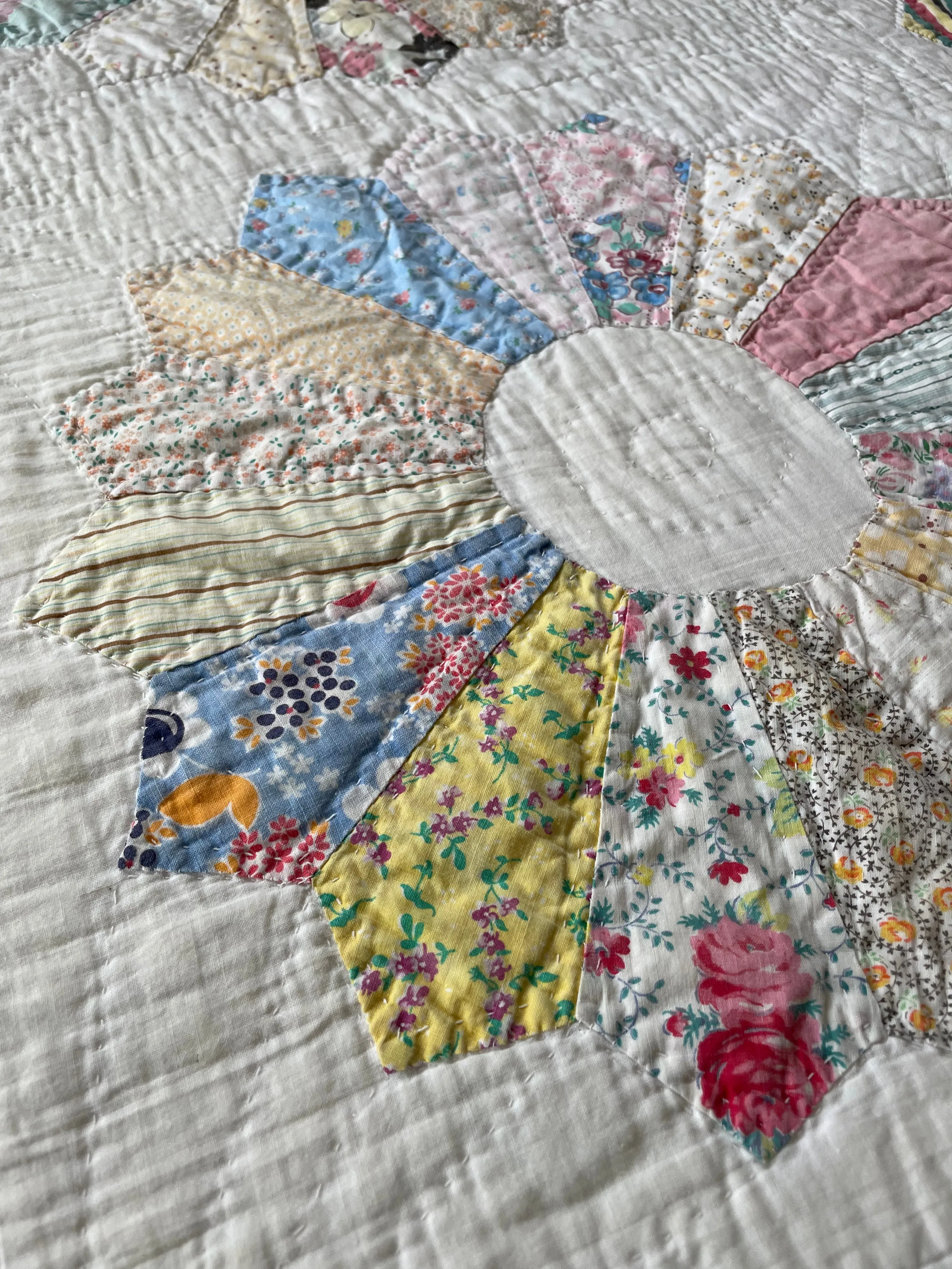 Vintage 1940s Dresden Plate Quilt