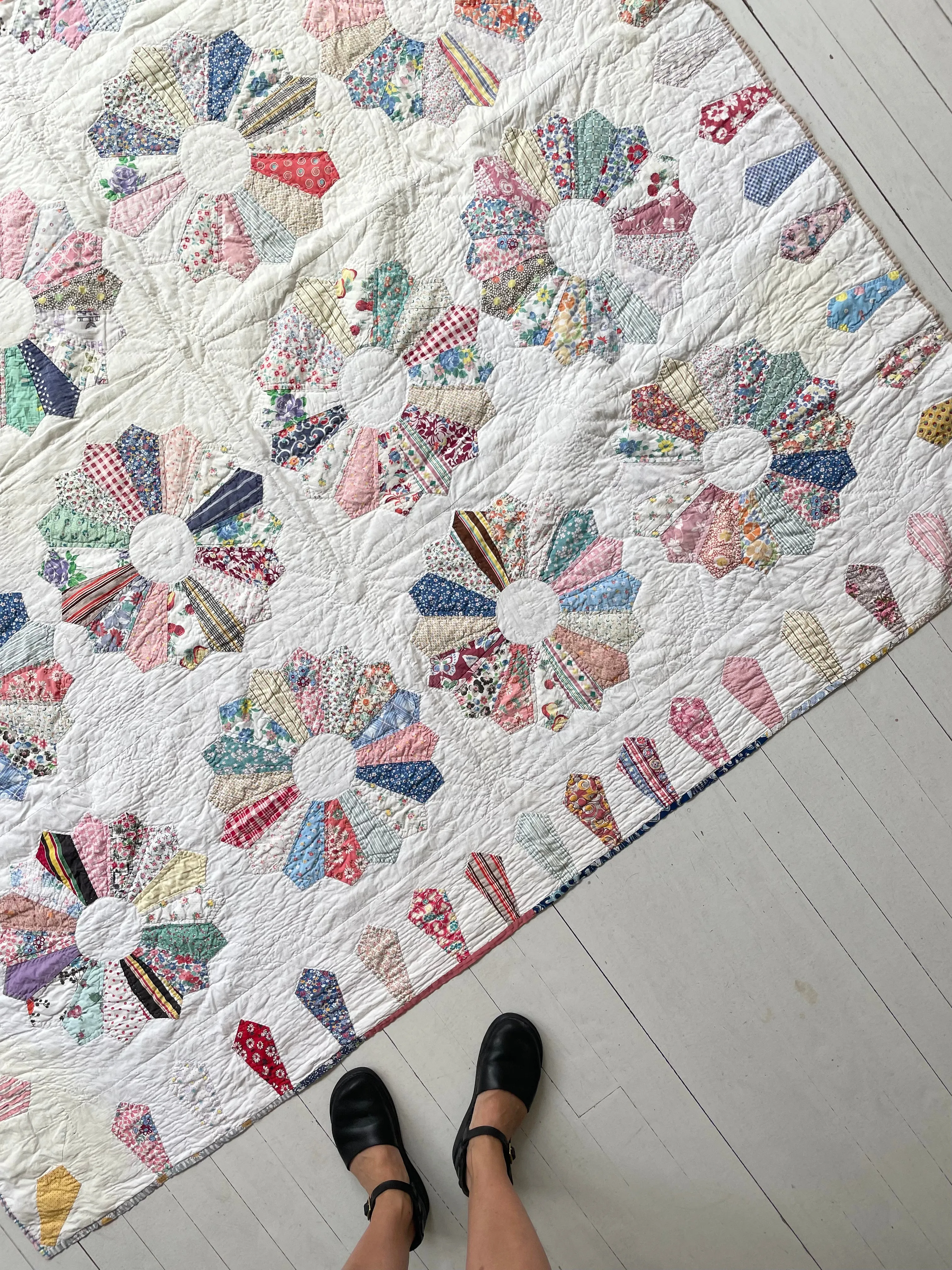 Vintage 1940s Dresden Plate Quilt