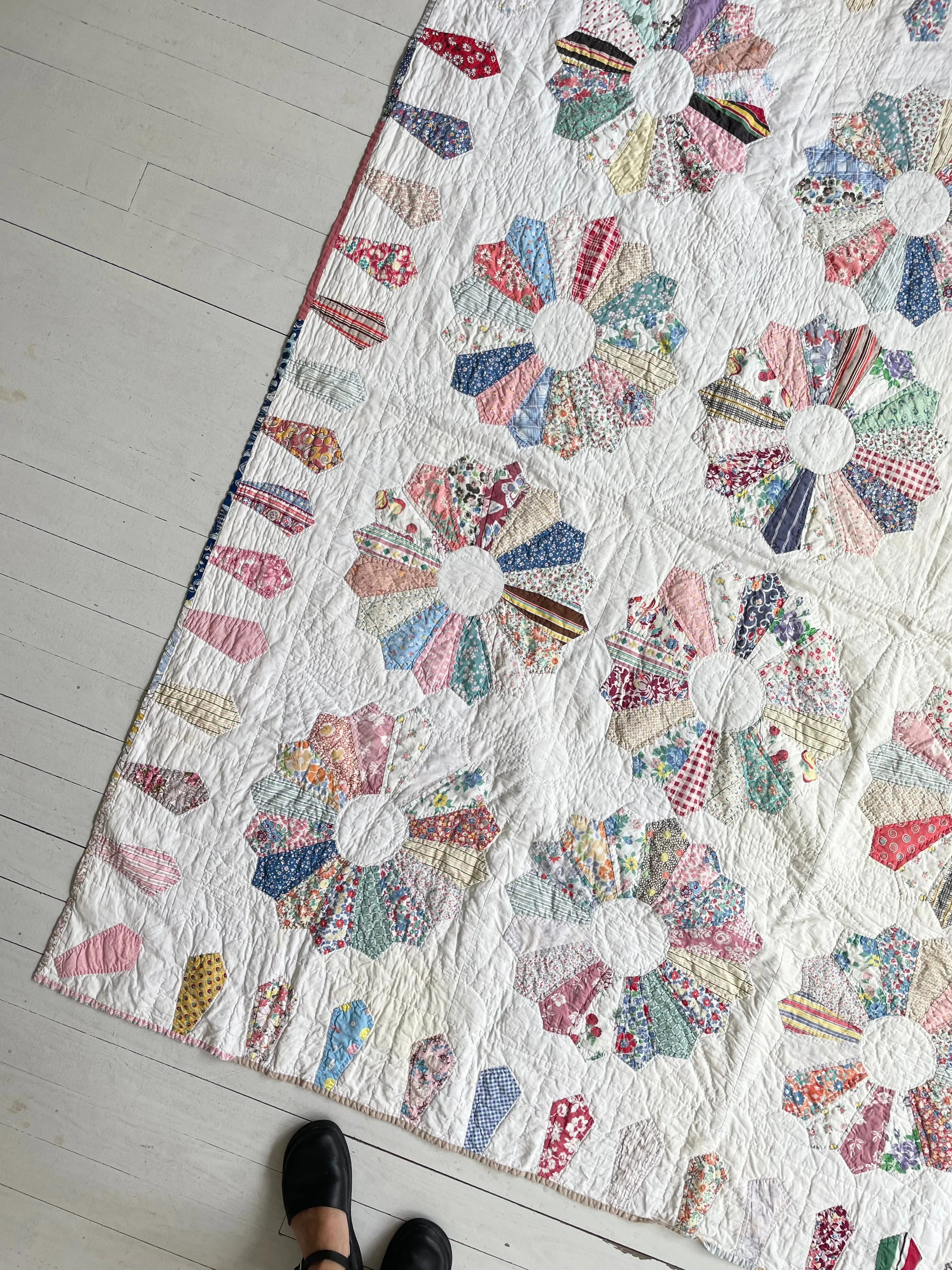 Vintage 1940s Dresden Plate Quilt