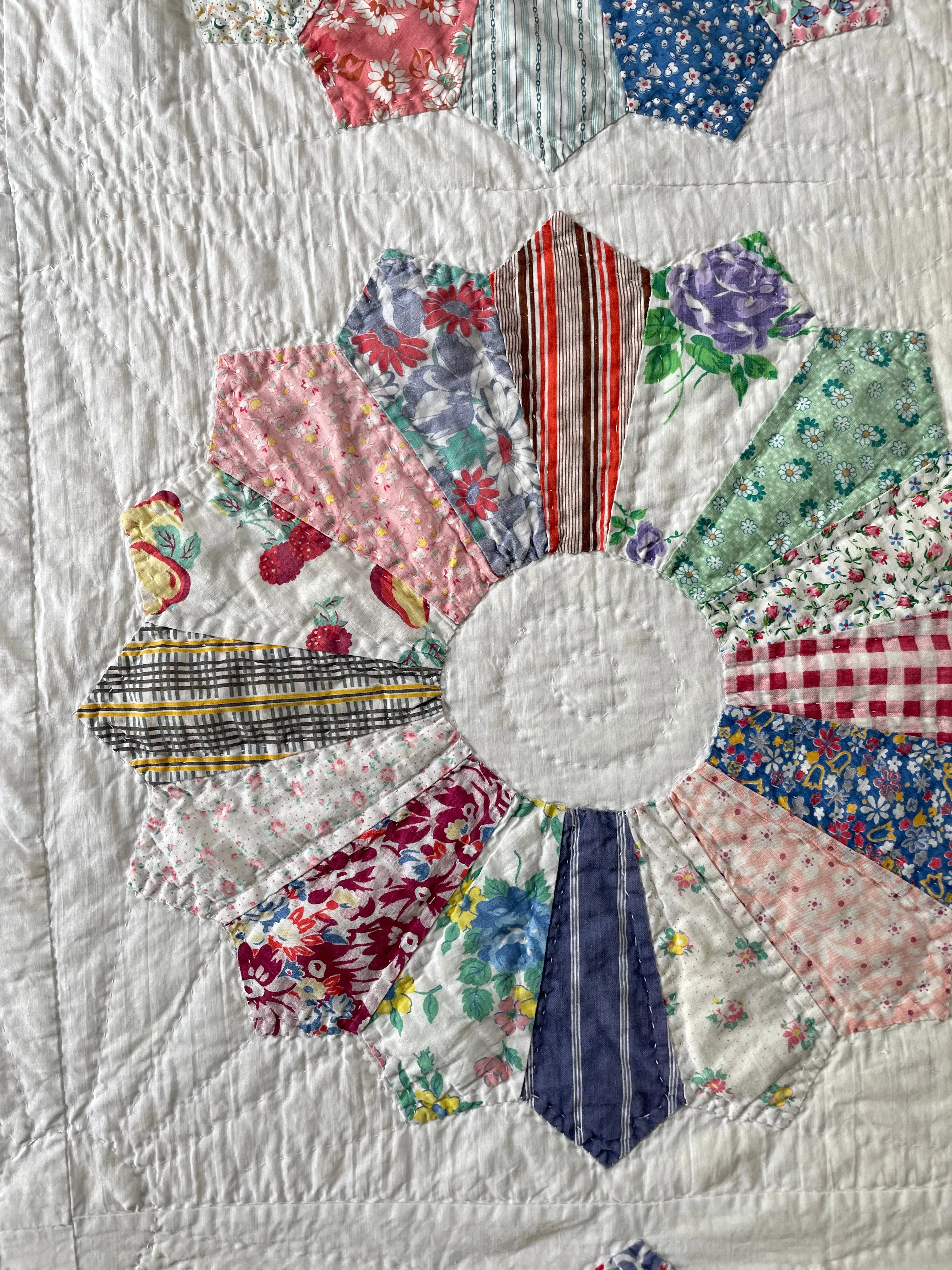 Vintage 1940s Dresden Plate Quilt