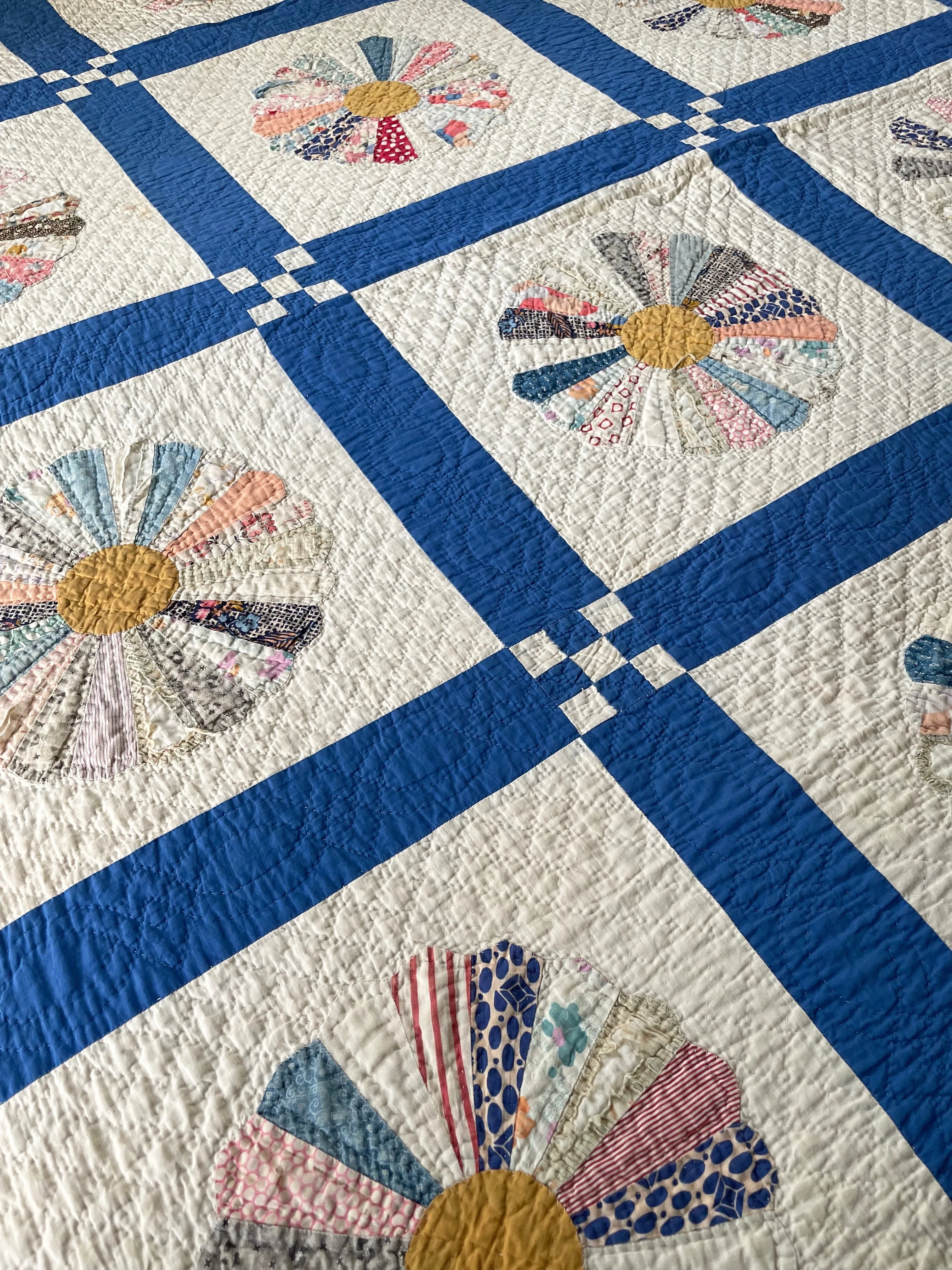 Vintage Dresden Plate Quilt